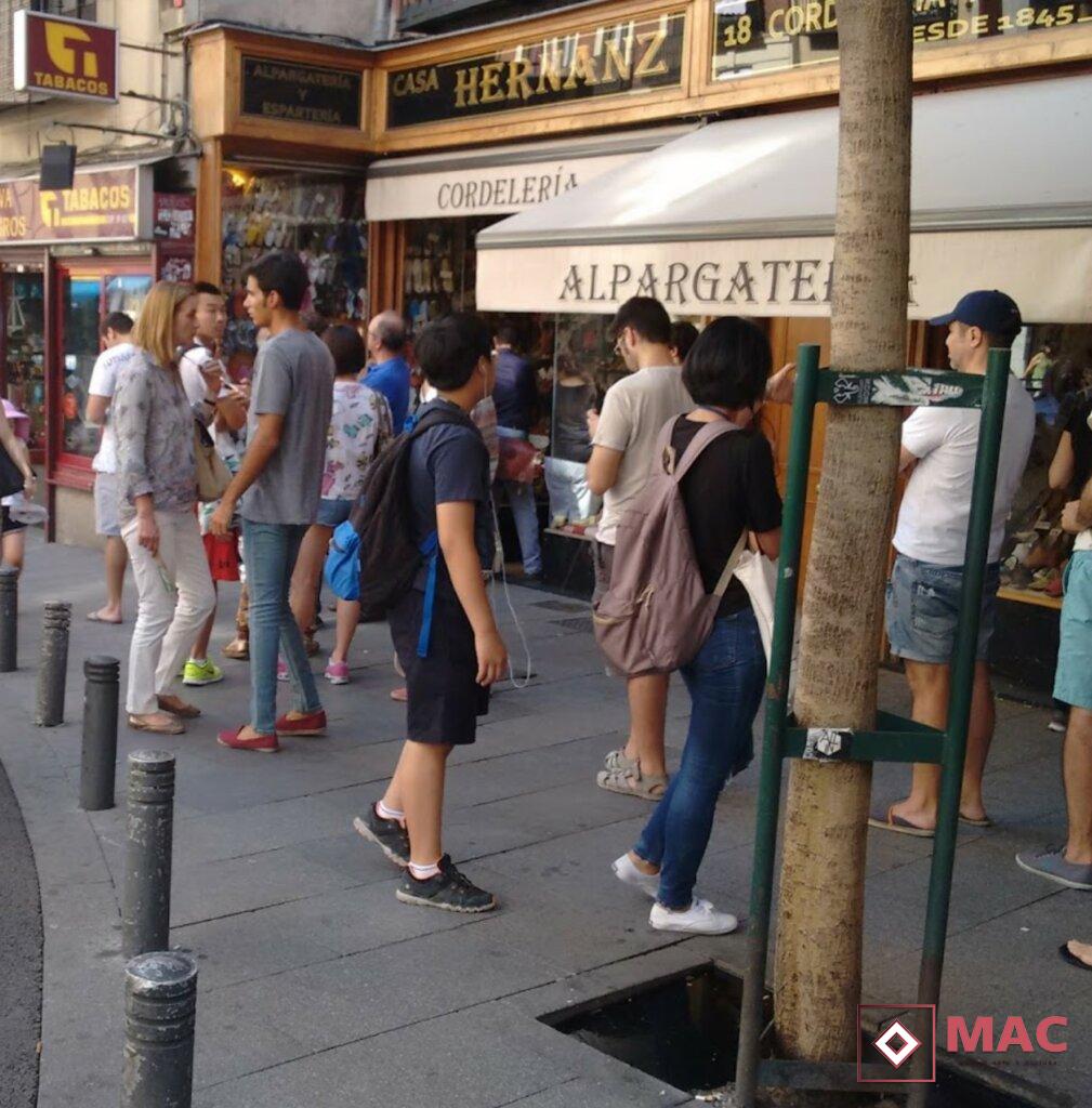 Gente haciendo cola para comprar alpargatas en Hernanz