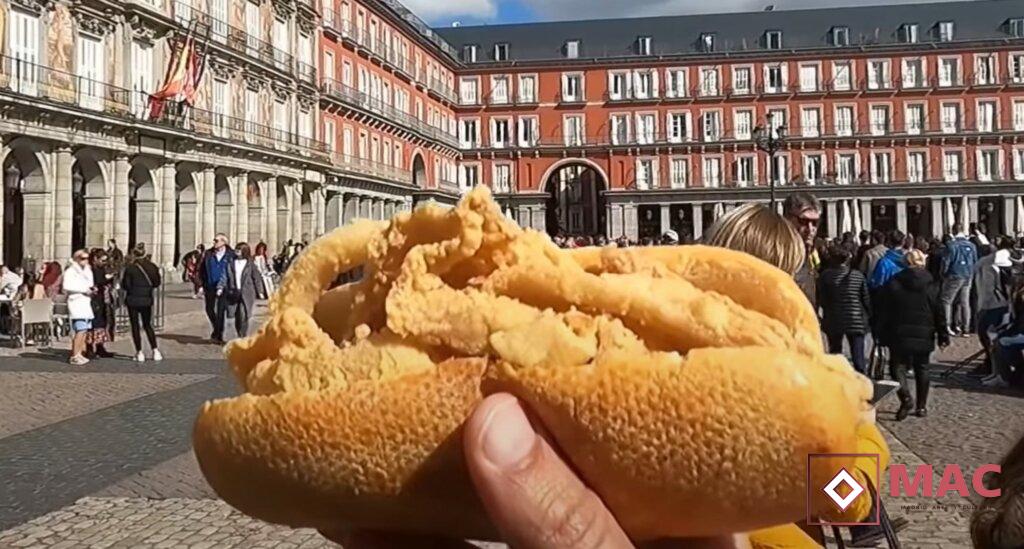 Bocata de calamares en la Plaza Mayor de Madrid