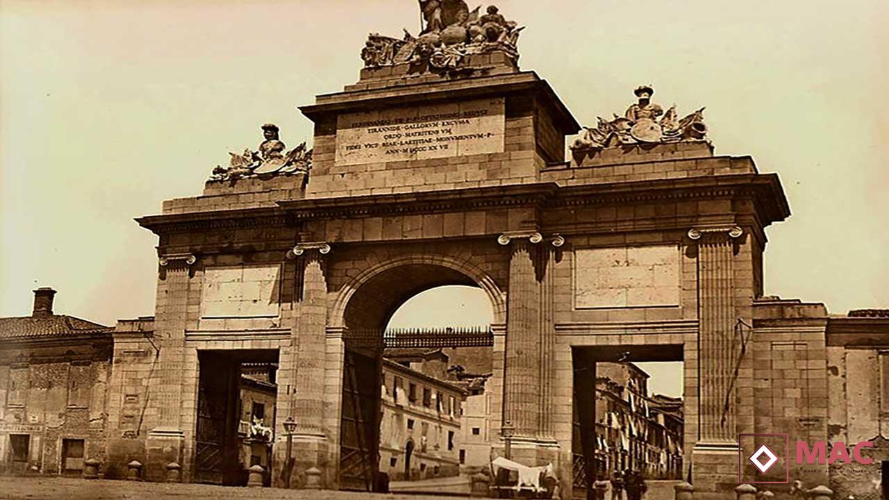 Puerta de Toledo: Arco triunfal dedicado al rey Fernando VII