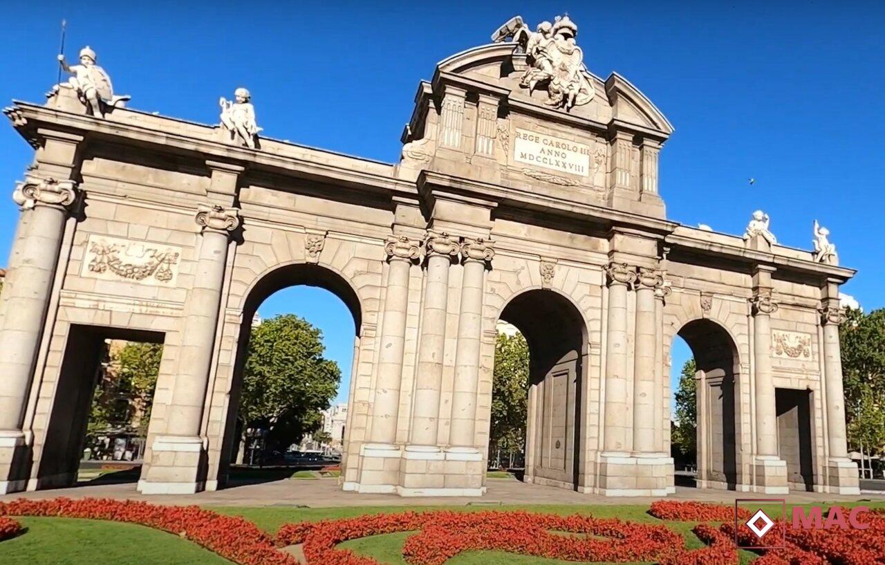 Plaza de la Independencia. Aquí se encuentra la impresionante Puerta de Alcalá.